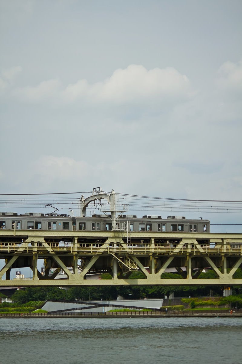 「隅田川を通過する電車」の写真