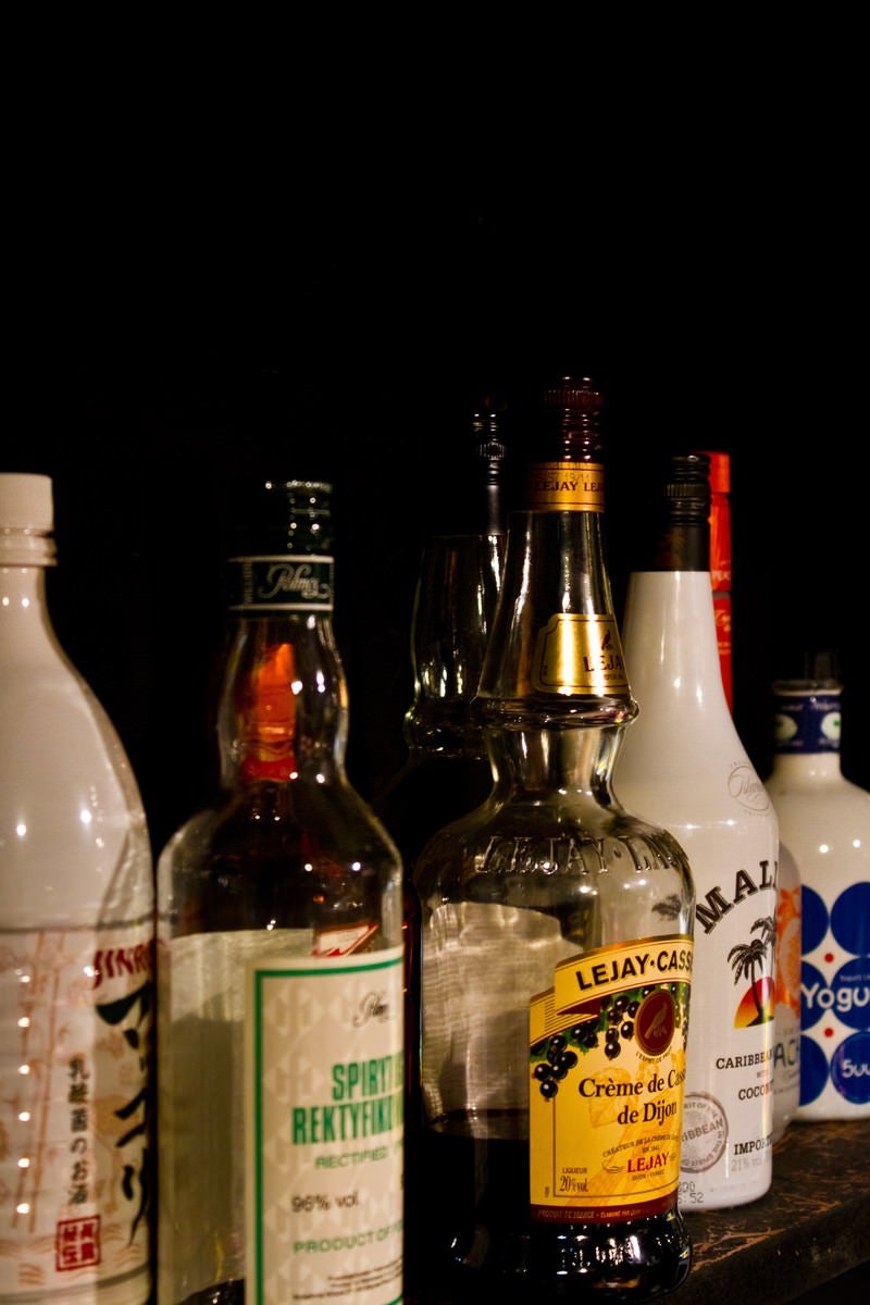 「棚に並べられたボトル」の写真