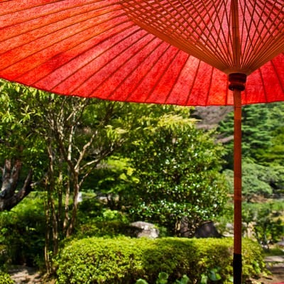 赤い傘と休憩処の写真