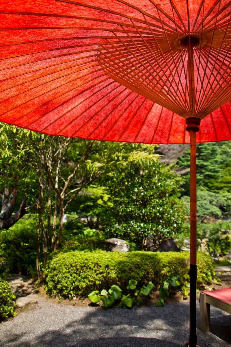 赤い傘と休憩処の写真