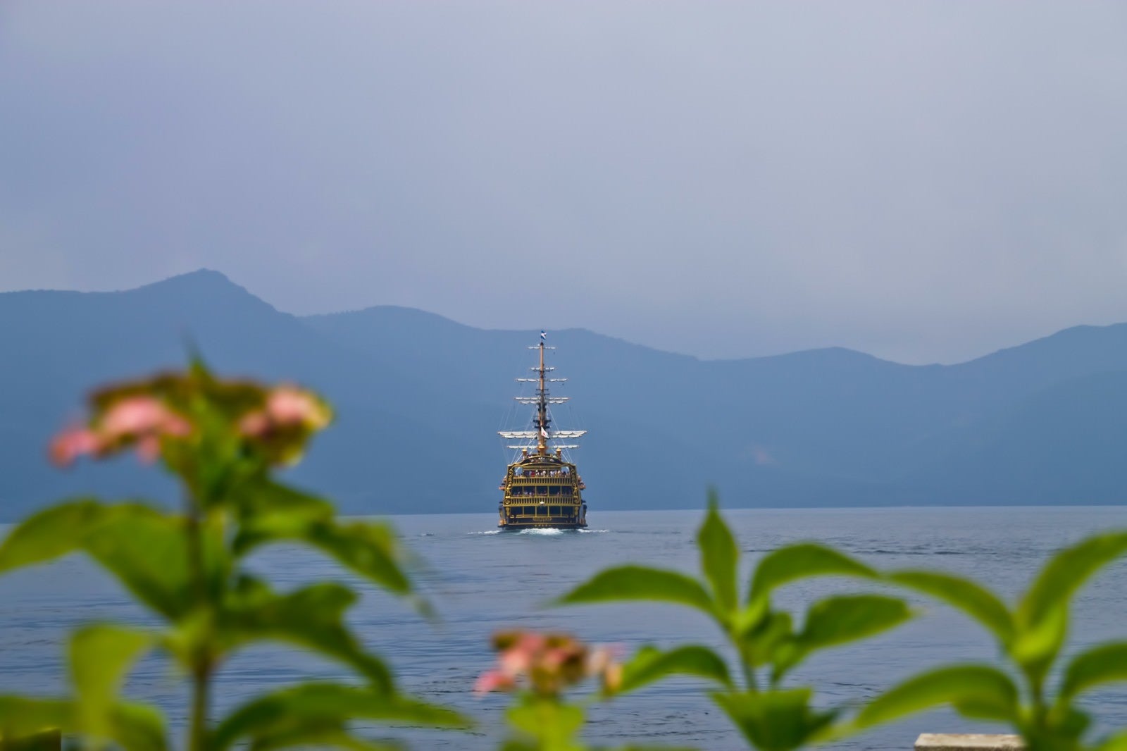 「芦ノ湖と海賊船」の写真