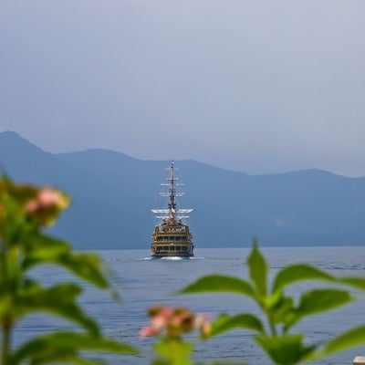 芦ノ湖と海賊船の写真
