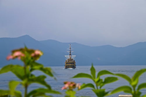 芦ノ湖と海賊船の写真