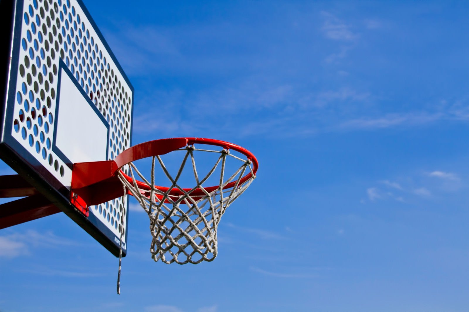 「青空とバスケットゴール」の写真