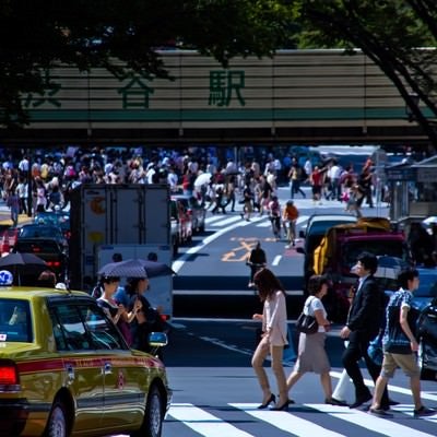 人が行き交う渋谷駅前の写真