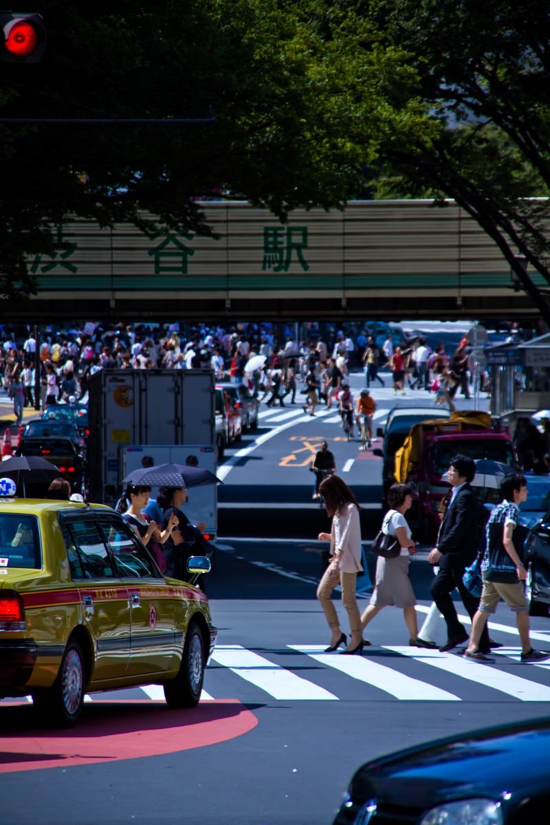 「人が行き交う渋谷駅前」の写真
