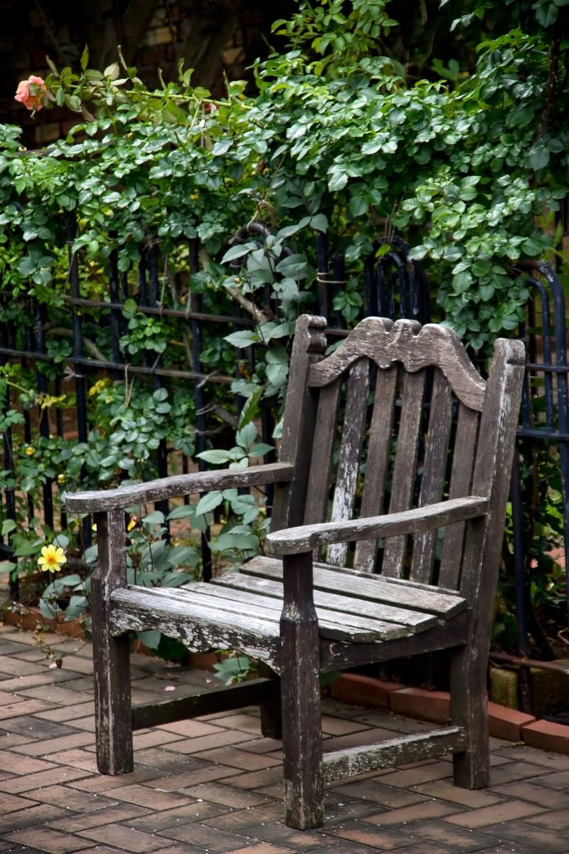 「古い洋風のベンチ」の写真