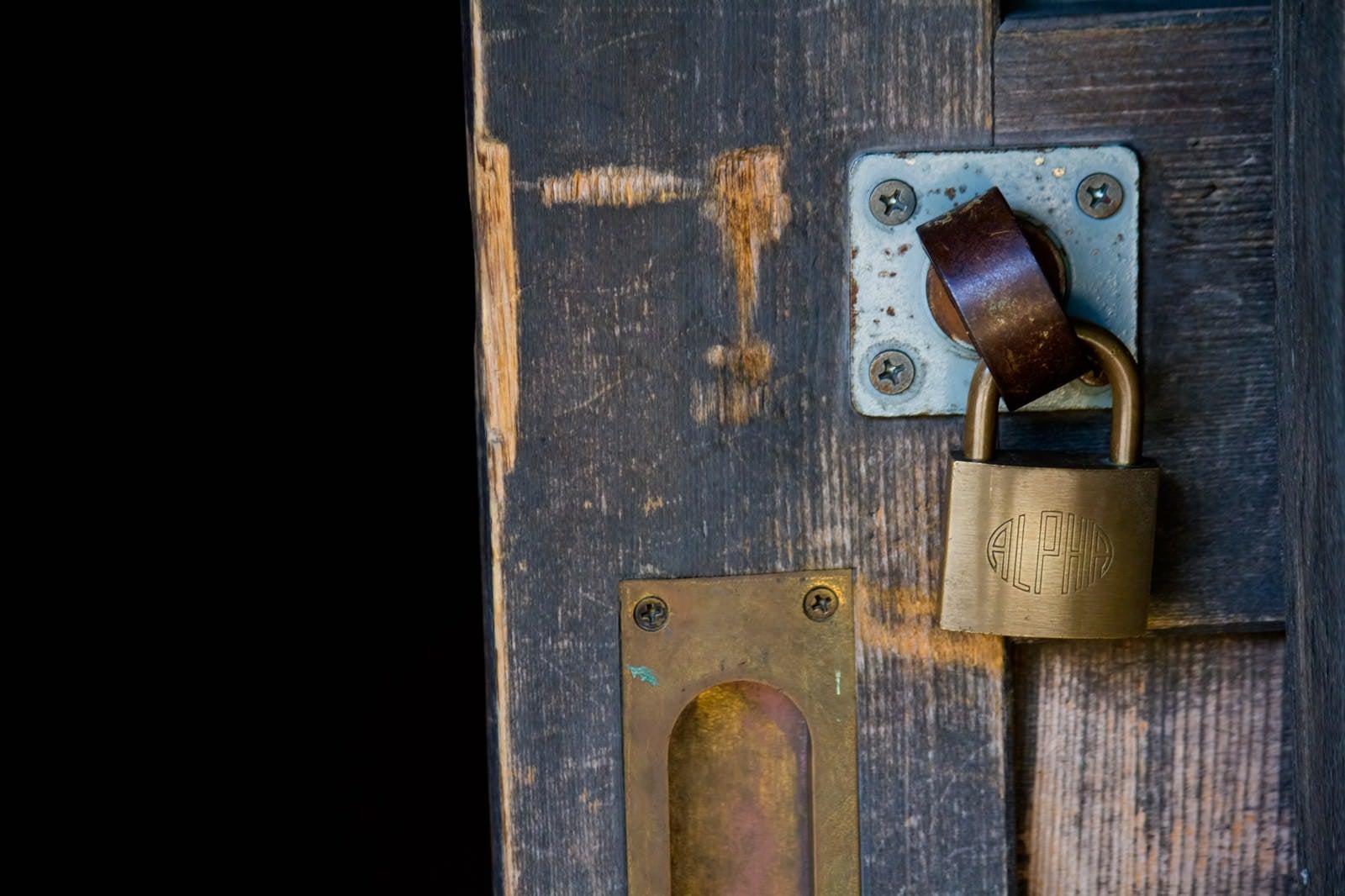 「木製扉と南京錠」の写真