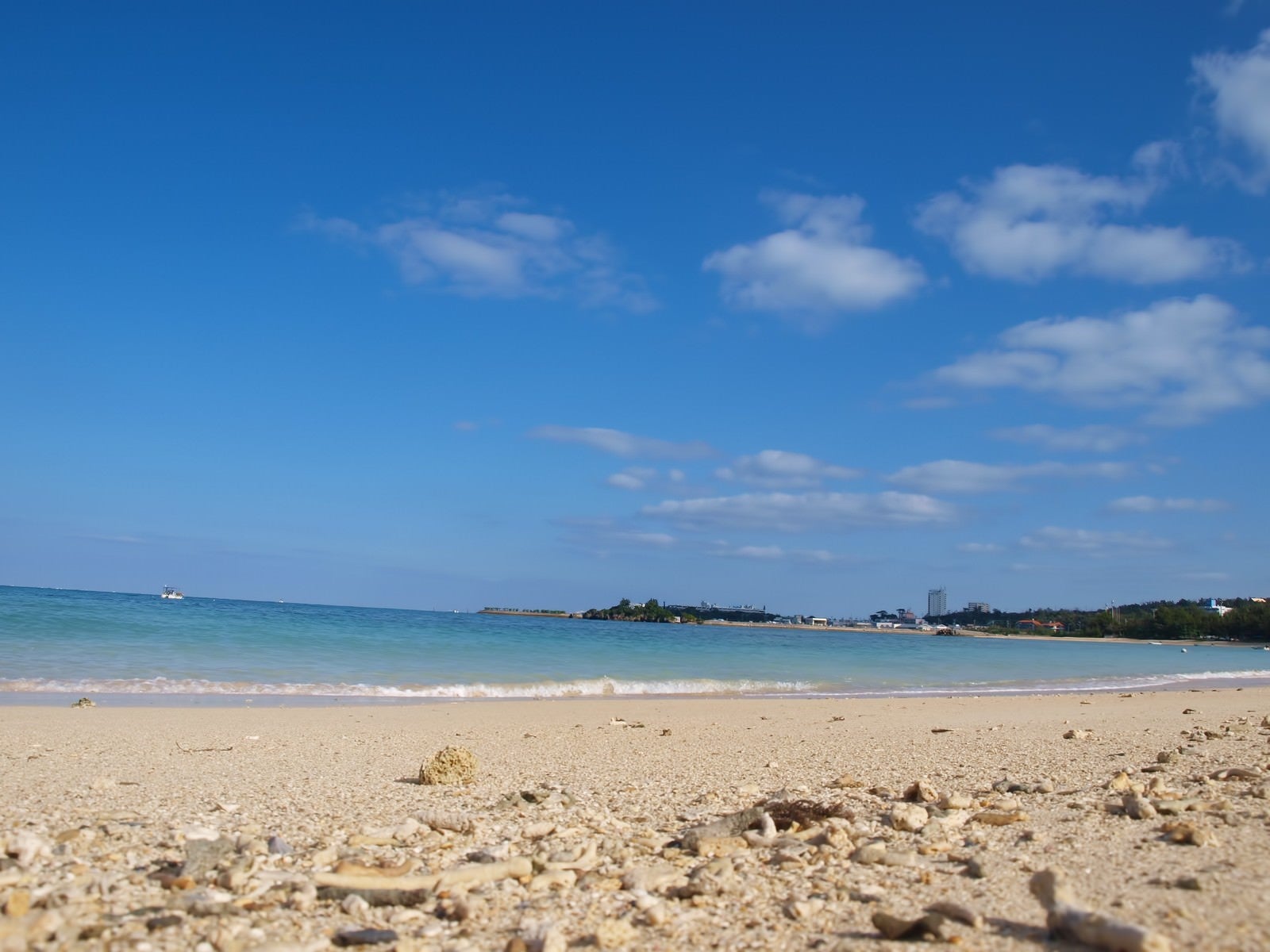 「沖縄の白い砂浜」の写真