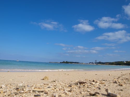 沖縄の白い砂浜の写真