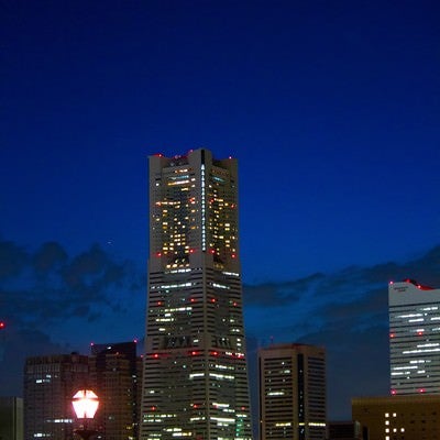 夜景とランドマークタワーの写真