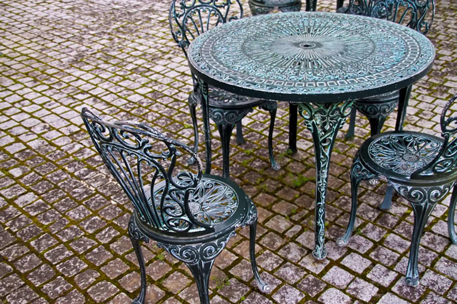 「洋風のテーブルと椅子」の写真