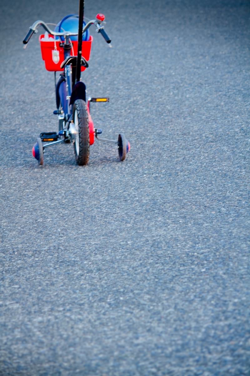 「補助輪付き自転車」の写真