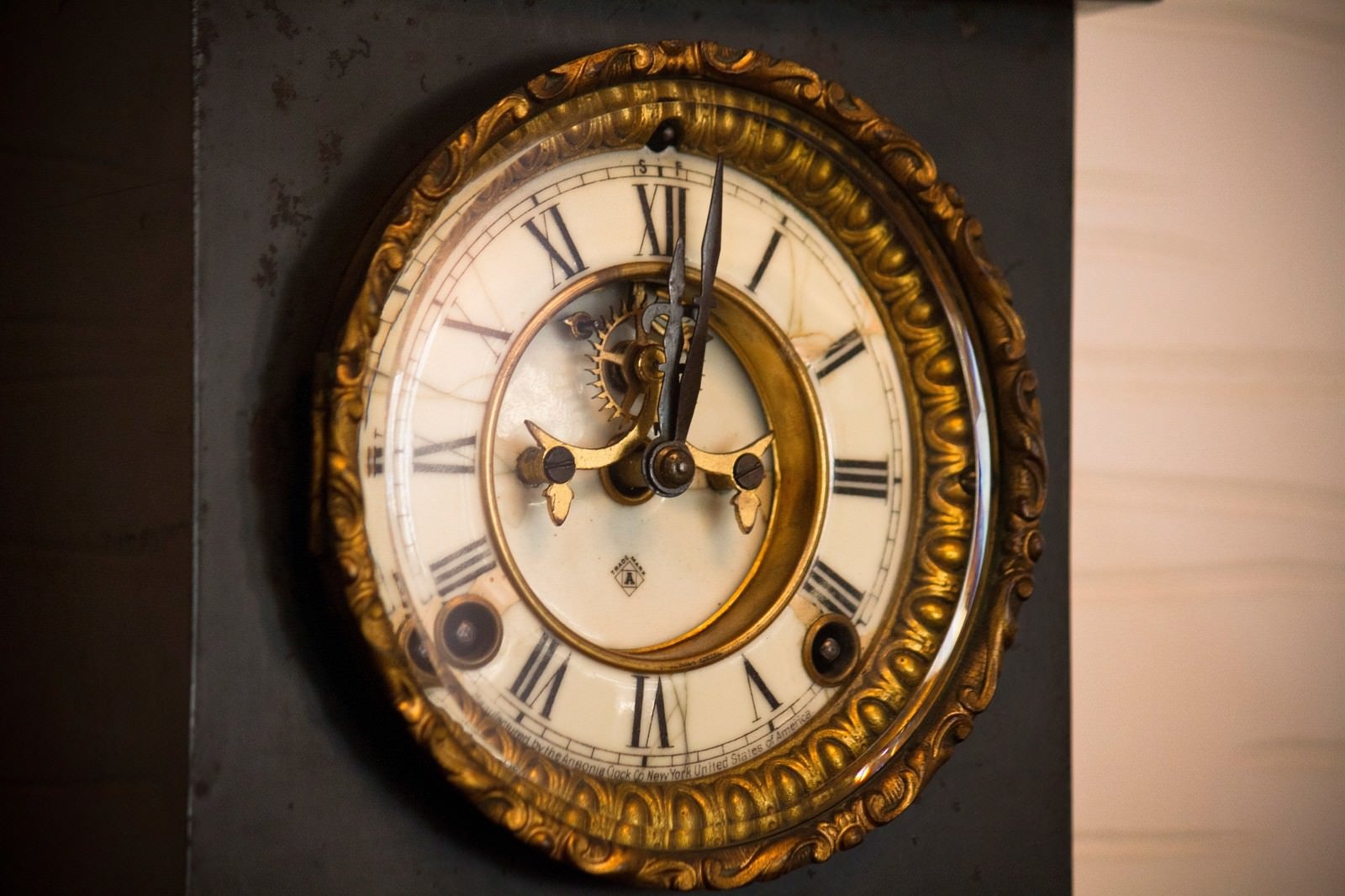 「アンティークな掛時計」の写真