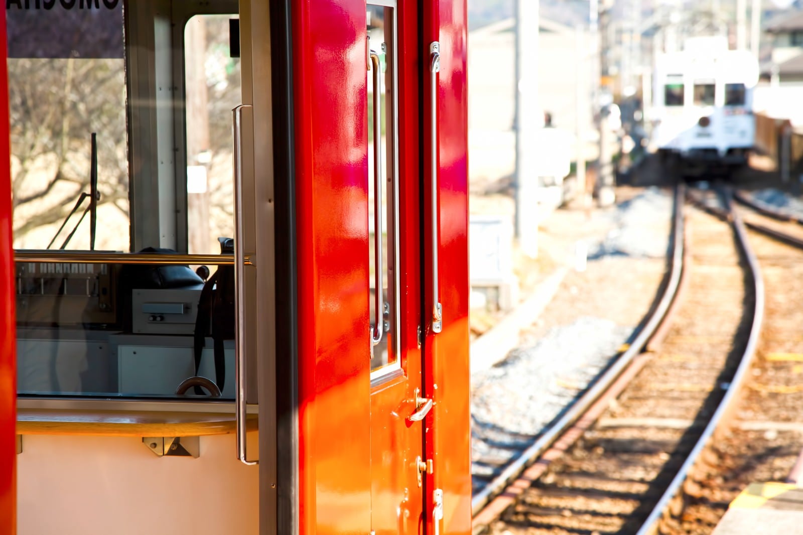 「赤い電車と線路」の写真
