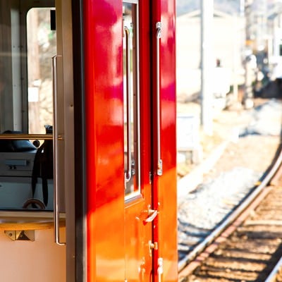 赤い電車と線路の写真