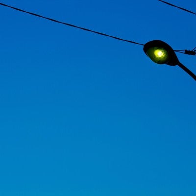 薄暗い街灯の写真