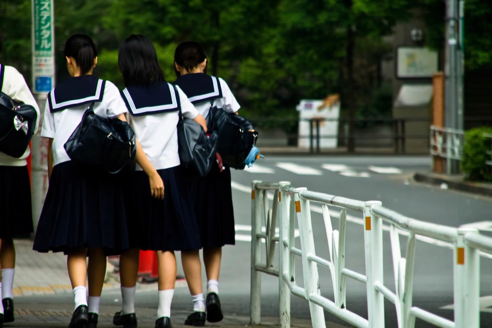 「下校中の女子中学生」の写真