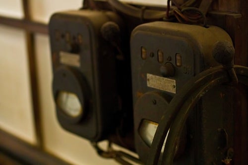 古い機械の電圧計の写真