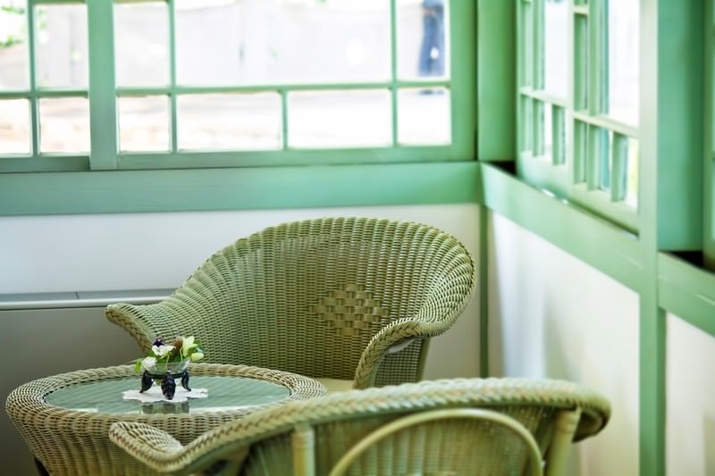 窓辺の編まれた椅子の写真