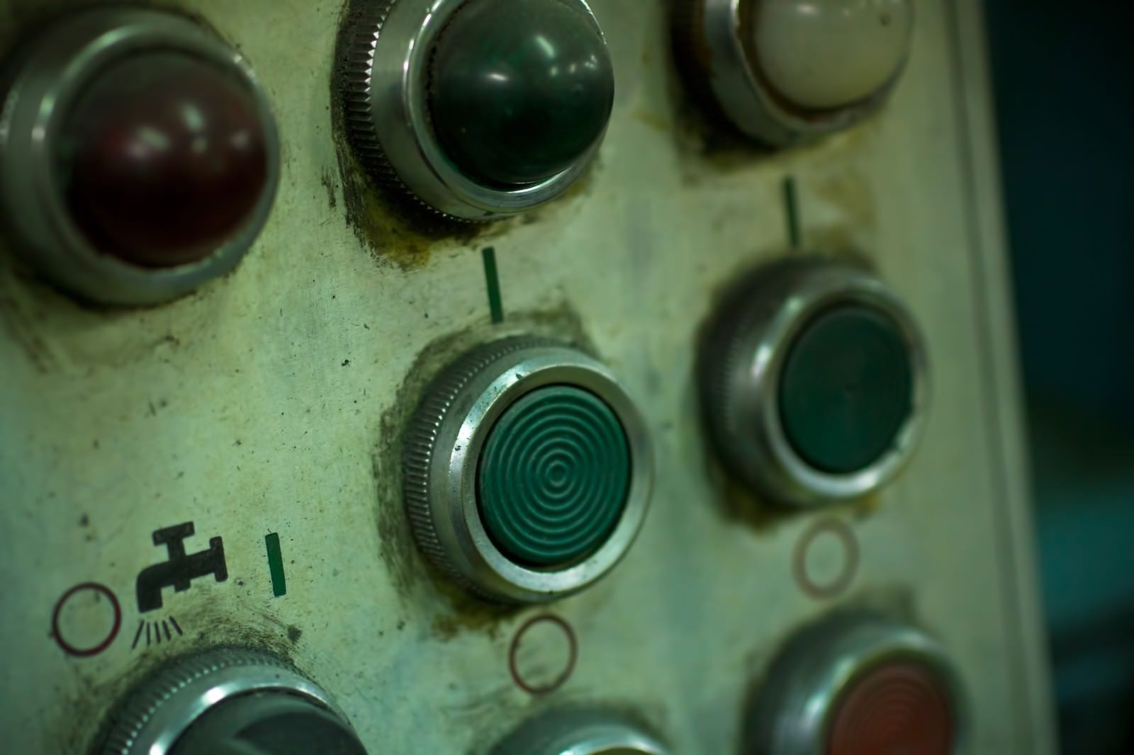 「機械のスイッチボタン」の写真