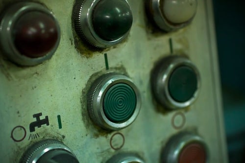 機械のスイッチボタンの写真