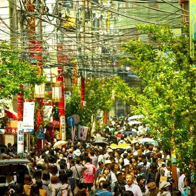 中華街の人混みと電線の写真