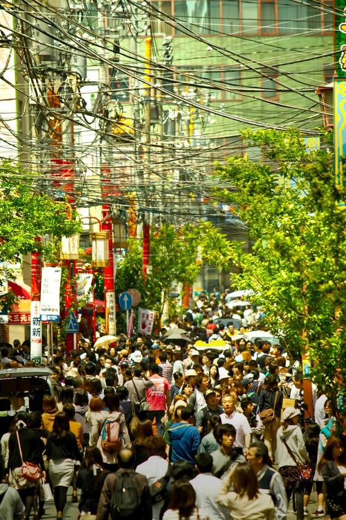 中華街の人混みと電線の写真