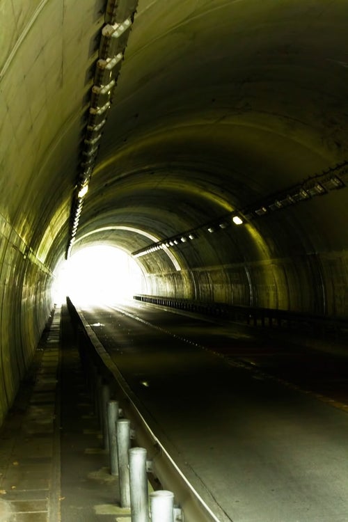 不気味なトンネルの写真