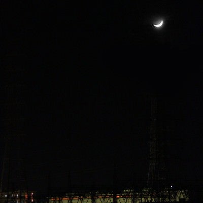 三日月と工場（夜間）の写真