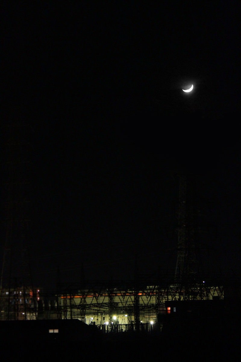 「三日月と工場（夜間）」の写真