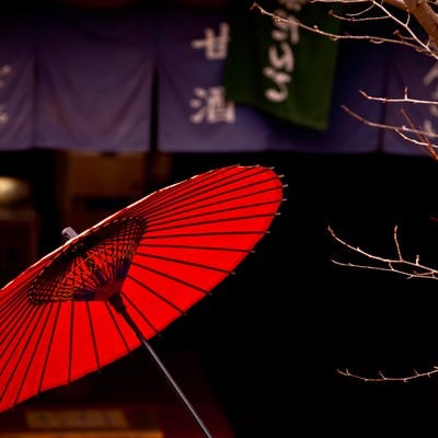 甘味処と赤い日傘の写真