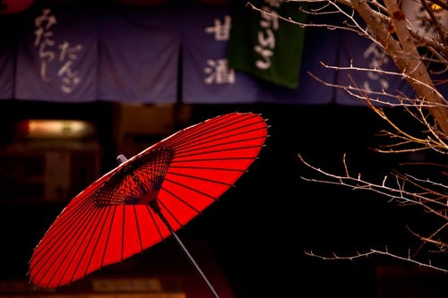 甘味処と赤い日傘の写真