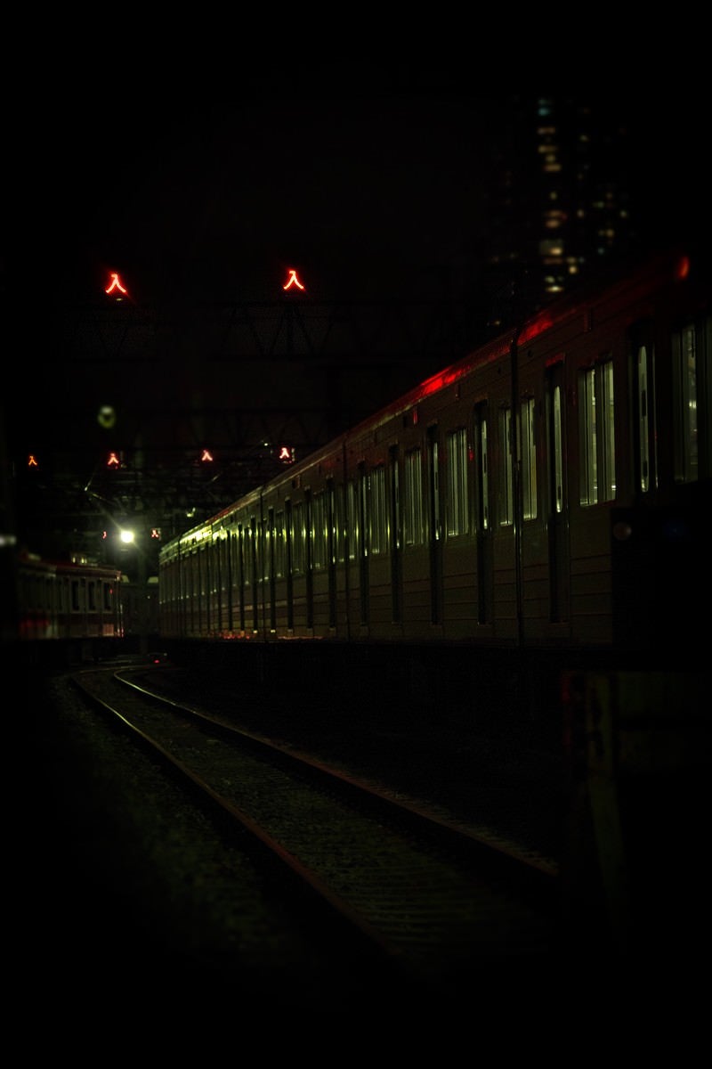「車庫に入った電車（夜間）」の写真