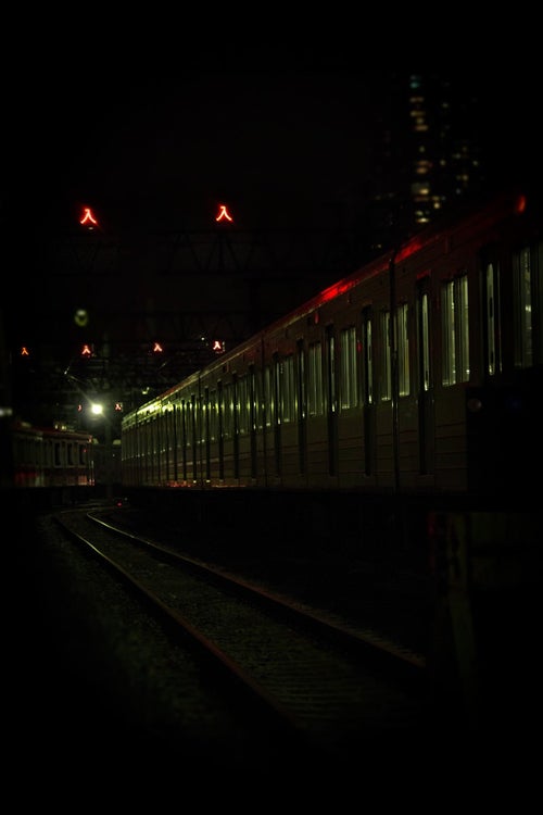 車庫に入った電車（夜間）の写真