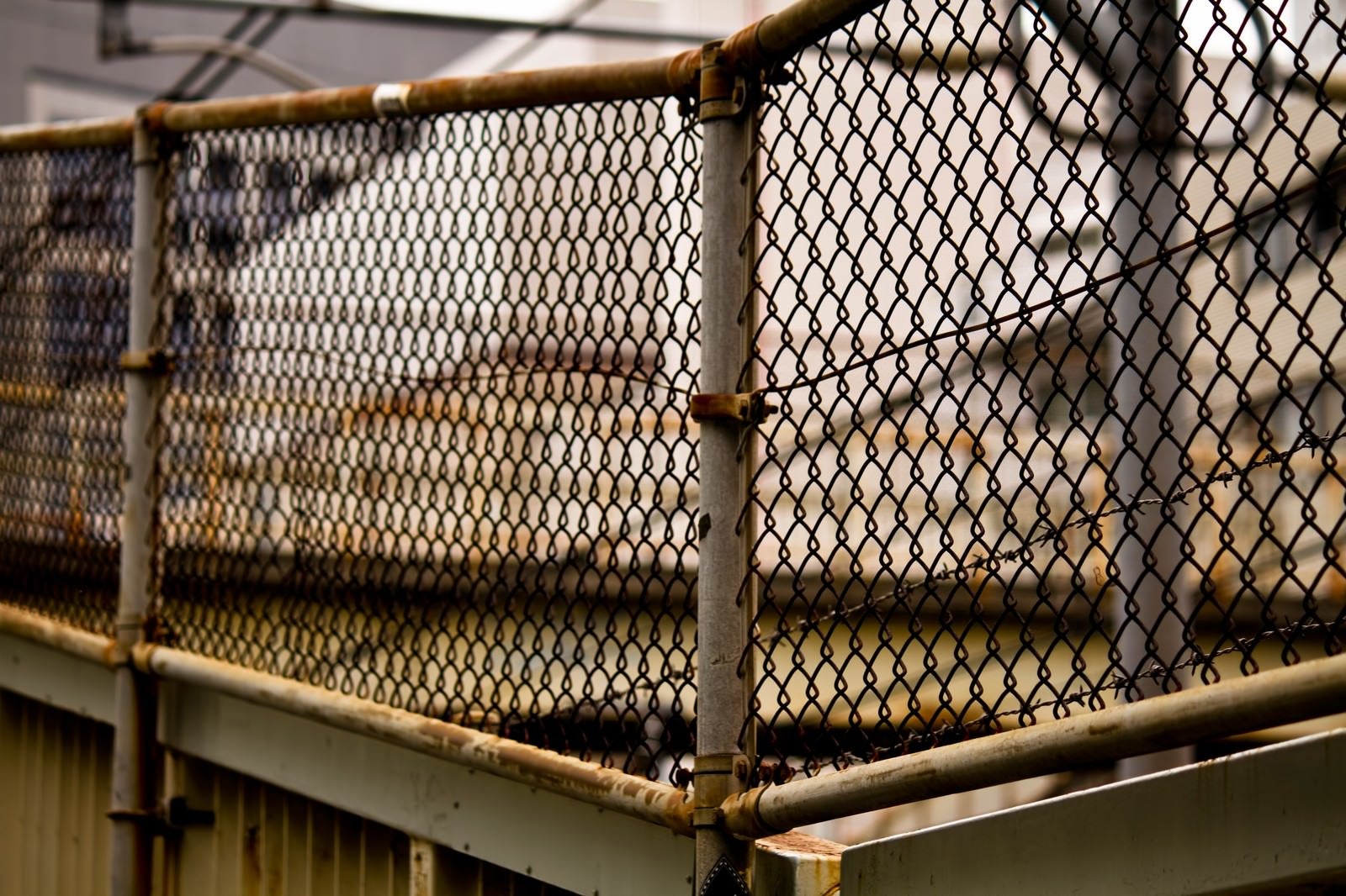 「錆びた金網のフェンス」の写真