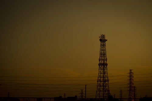 夕方の鉄塔と送電線の写真