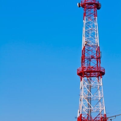 青空と紅白の鉄塔の写真