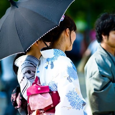 日傘をさす浴衣の女性の写真