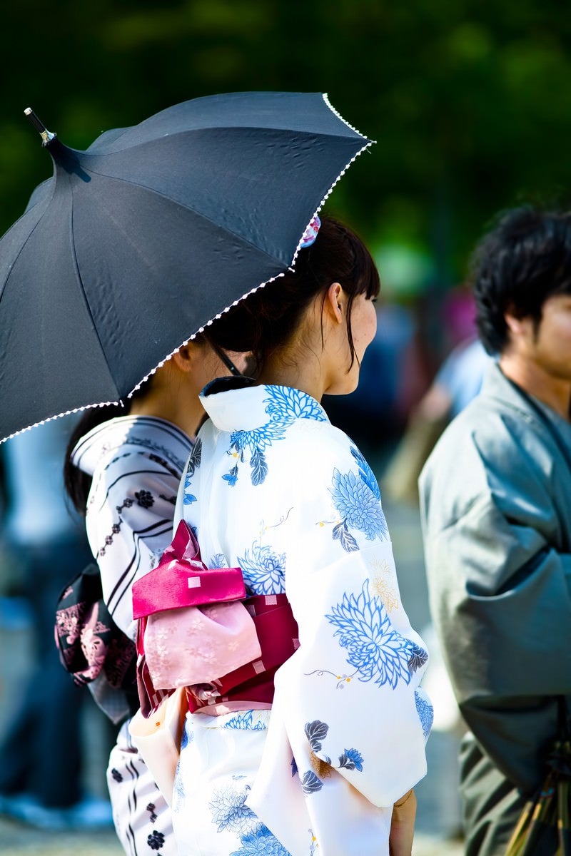 「日傘をさす浴衣の女性」の写真