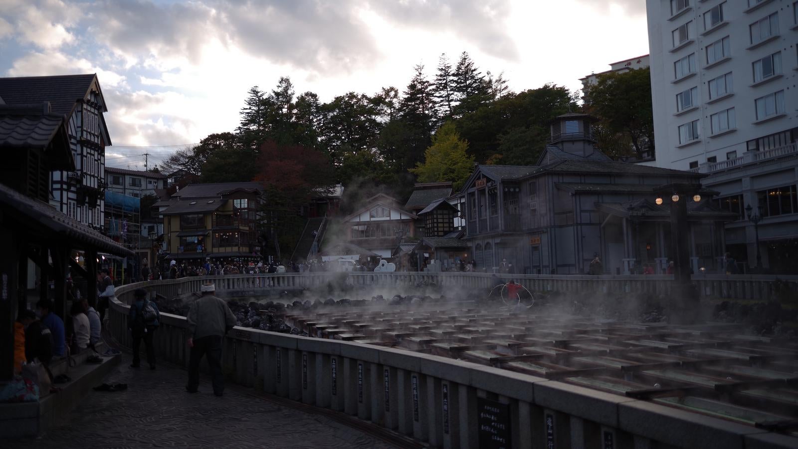 「草津温泉の湯畑から立ち上る湯気」の写真