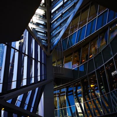 街並みが映り込む渋谷スクランブルスクエアの写真