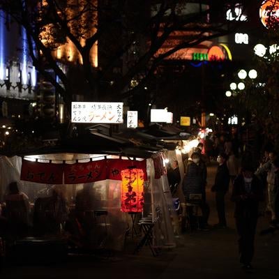 福岡博多屋台に灯る赤ちょうちんとラーメン店の賑わいの写真