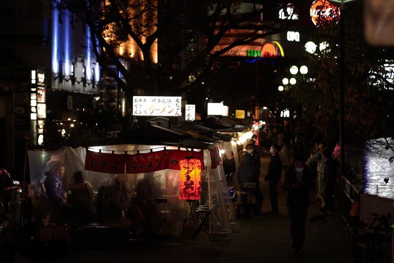 福岡博多屋台に灯る赤ちょうちんとラーメン店の賑わいの写真