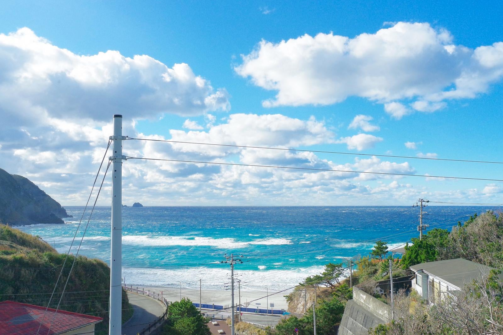 「神津島から見える爽やかな青空とエメラルドグリーンの波」の写真