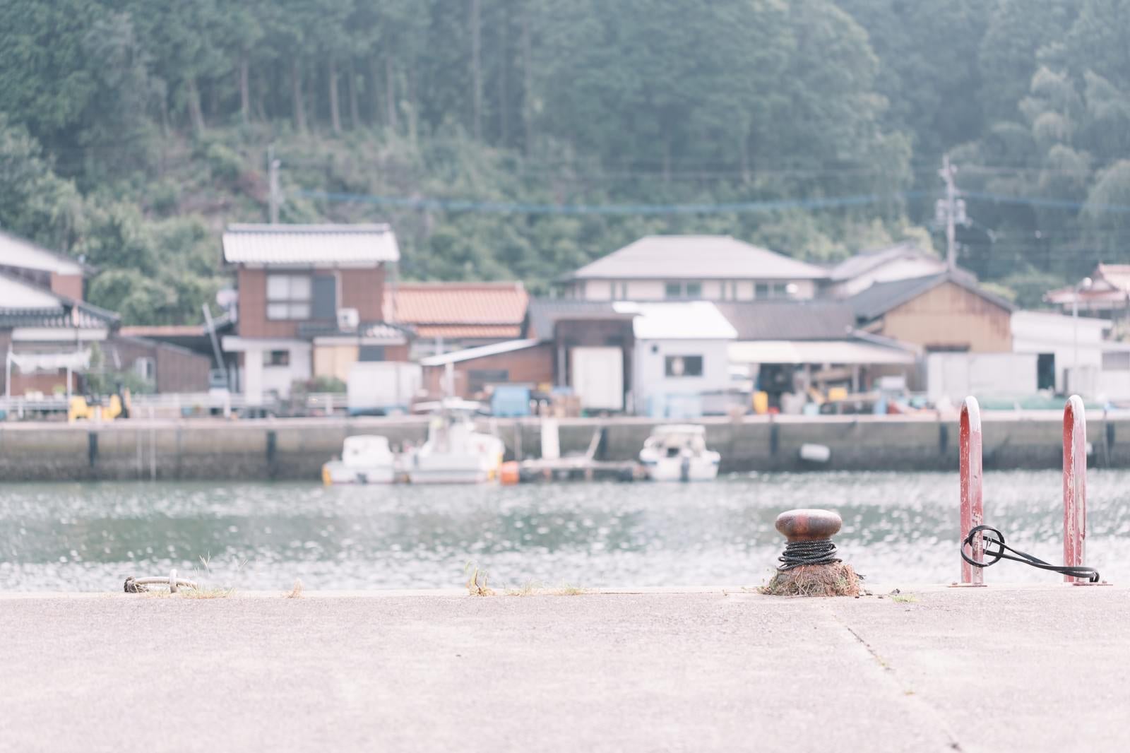 「佐賀県伊万里市の波多津港と街並み」の写真