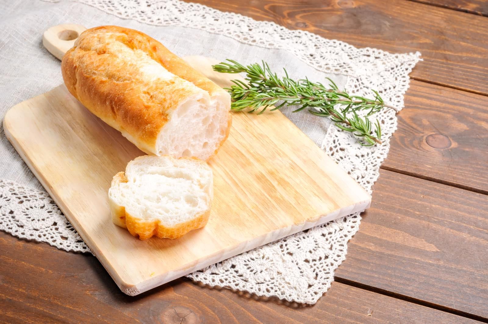 「カットされたフランスパン」の写真