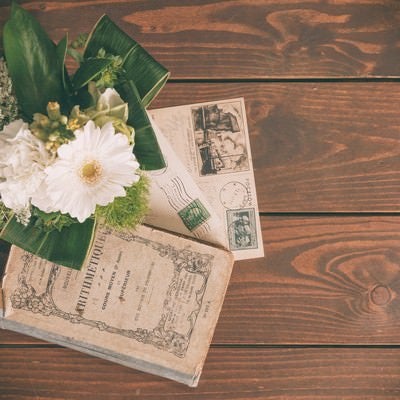 小さな花束と古い葉書の写真