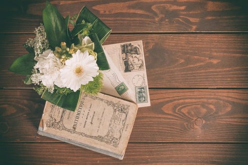 小さな花束と古い葉書の写真