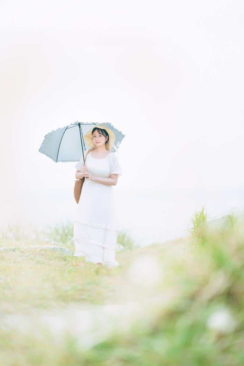 「日傘を差し歩く彼女の姿」の写真［モデル：茜さや］